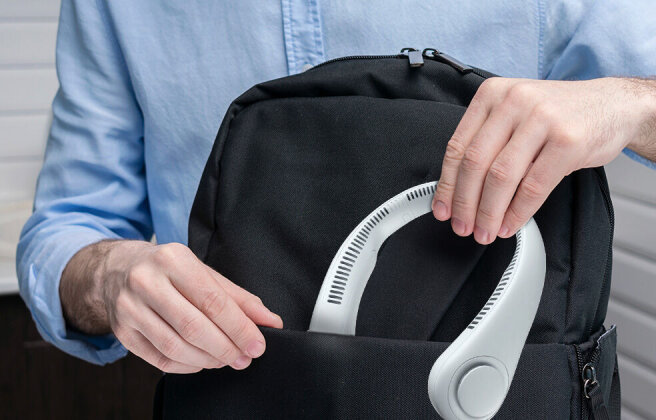 FluxoFan glissé dans un sac à dos, prêt à partir