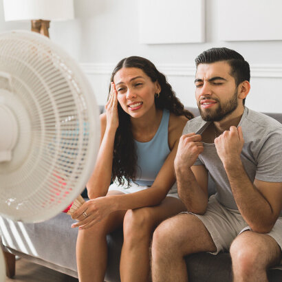 Sans FluxoFan : subir la chaleur devant un vieux ventilateur