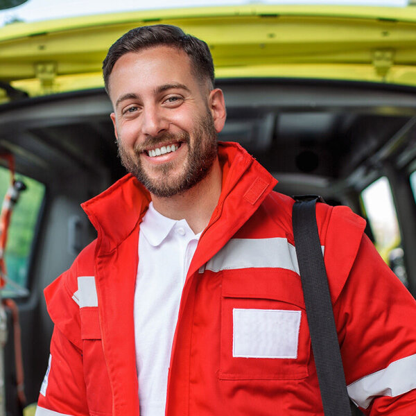 Professionnel de terrain recommandant FluxoFan contre la chaleur